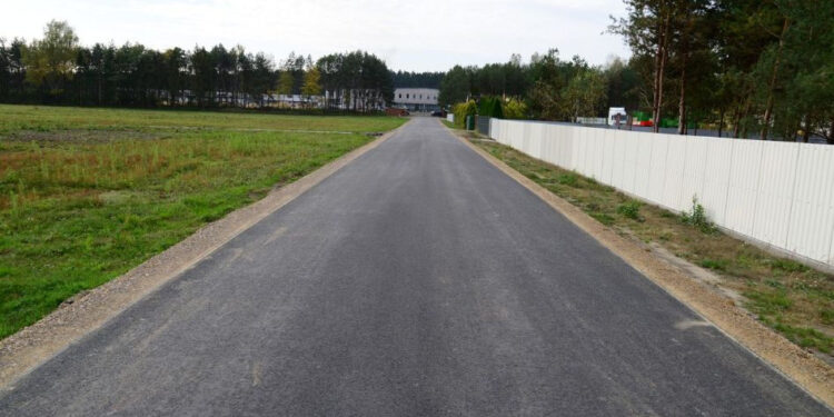 Zarzecze: Ulica Przemysłowa już z asfaltem