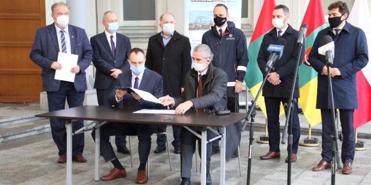 Stalowa Wola: Podpisano umowę na projekt trzeciego mostu na Sanie