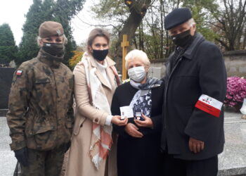 Sandomierz: Odznaka „Kolumbowie Rocznik 20” dla podporucznika AK Zofii Guściory.