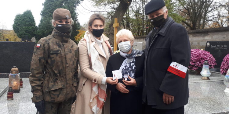 Sandomierz: Odznaka „Kolumbowie Rocznik 20” dla podporucznika AK Zofii Guściory.