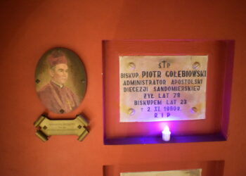 Sandomierz: Modlitwa za zmarłych pod przewodnictwem biskupa Krzysztofa Nitkiewicza.