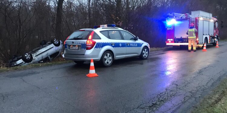 Stale: Samochód dachował