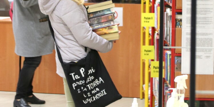 Stalowa Wola: Czytelnicy MBP porobili książkowe zapasy