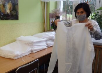 Sandomierz: WTZ z Piotrowic i Śmiechowic szyją fartuchy dla szpitala.