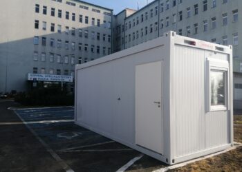 Sandomierz: Wracają przyjęcia planowe w szpitalu, izba przyjęć w nowym miejscu, kontenery dla oczekujących.
