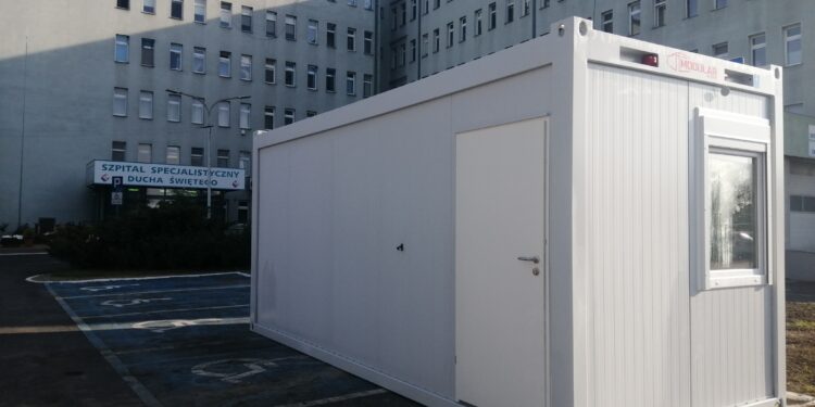 Sandomierz: Wracają przyjęcia planowe w szpitalu, izba przyjęć w nowym miejscu, kontenery dla oczekujących.