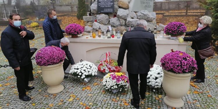 Sandomierz: Władze powiatu wsparły producentów kwiatów.