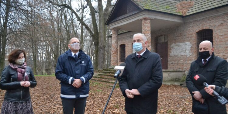 Bieliny: Zabytkowy dworek z parkiem odzyska dawny blask dzięki funduszom norweskim