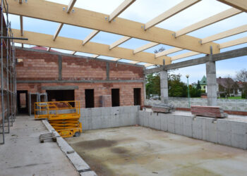 Stany: Trwają prace przy zadaszaniu hali sportowej