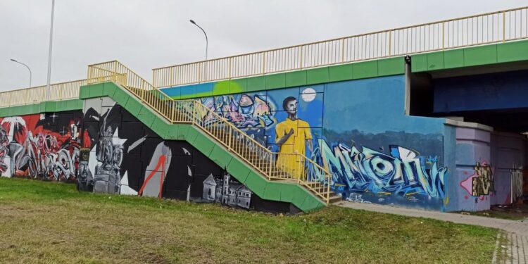 Tarnobrzeg. Artystyczne graffiti zdobi wiadukt.