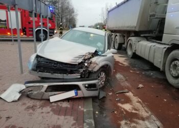 Tarnobrzeg: Jedna osoba ranna po zderzeniu z ciężarówką