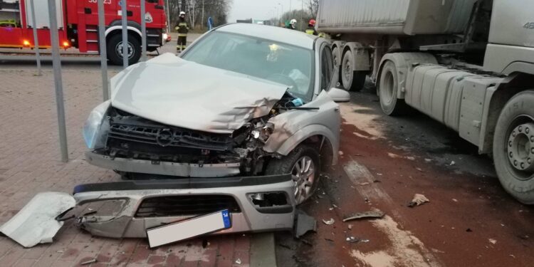 Tarnobrzeg: Jedna osoba ranna po zderzeniu z ciężarówką