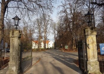 Tarnobrzeg. Latarnie oświetlą alejki przed zamkiem.