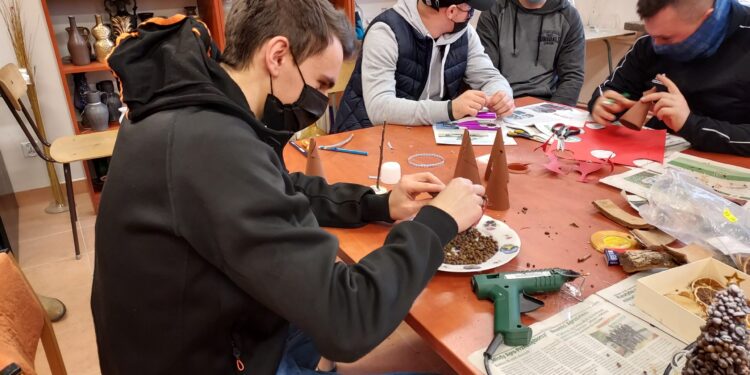 Sandomierz: Świąteczne stroiki ze szkolnej pracowni dla przyjaciół ZSCKR.