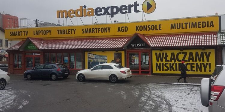 Tarnobrzeg. Nieznani sprawcy ukradli najdroższe modele smartfonów.