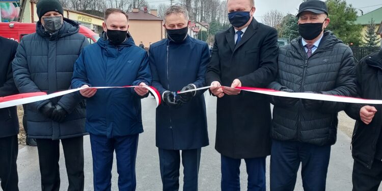 Chobrzany: Otwarto przebudowaną drogę powiatową Wielogóra – Koprzywnica.