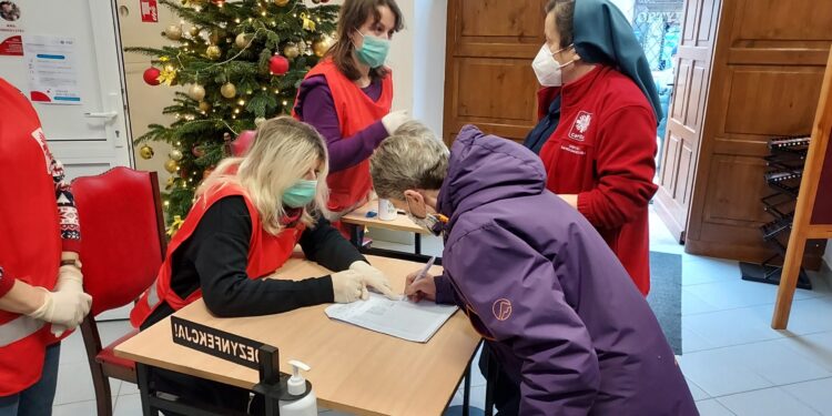 Sandomierz: Ponad 200 paczek świątecznych dla potrzebujących przygotowała Caritas.