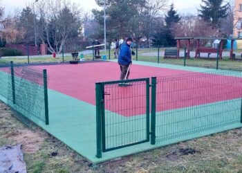 Sandomierz: Nowa, bezpieczna nawierzchnia na placu zabaw przy Przedszkolu nr 5.