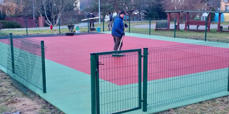 Sandomierz: Nowa, bezpieczna nawierzchnia na placu zabaw przy Przedszkolu nr 5.