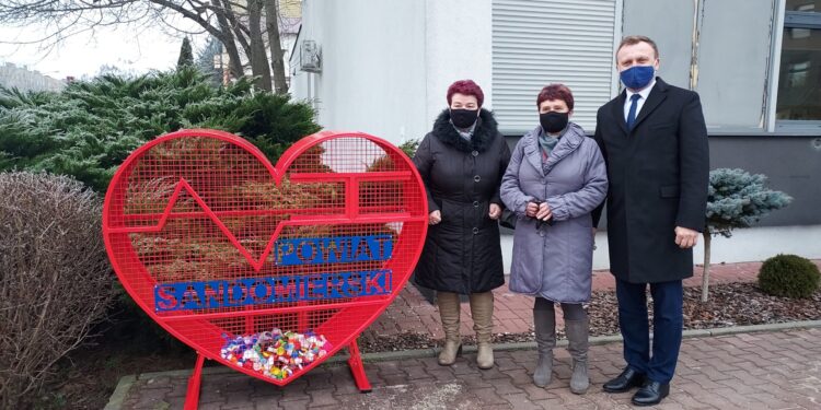 Sandomierz: Pomóż sandomierskiemu oddziałowi PCK, wrzuć nakrętki do serca pod starostwem.