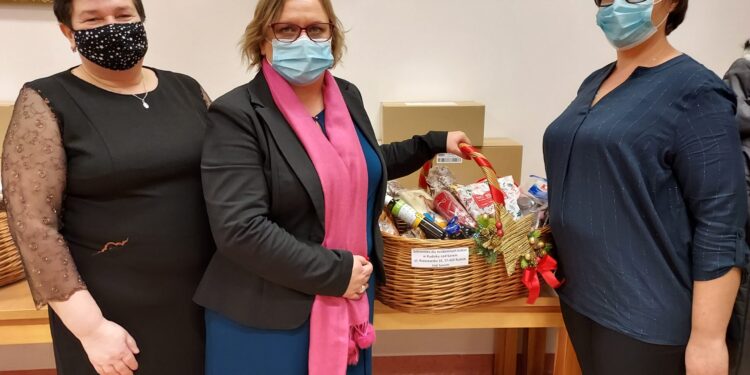 Sandomierz: Świąteczne kosze z żywnością dla placówek dla bezdomnych i samotnych.