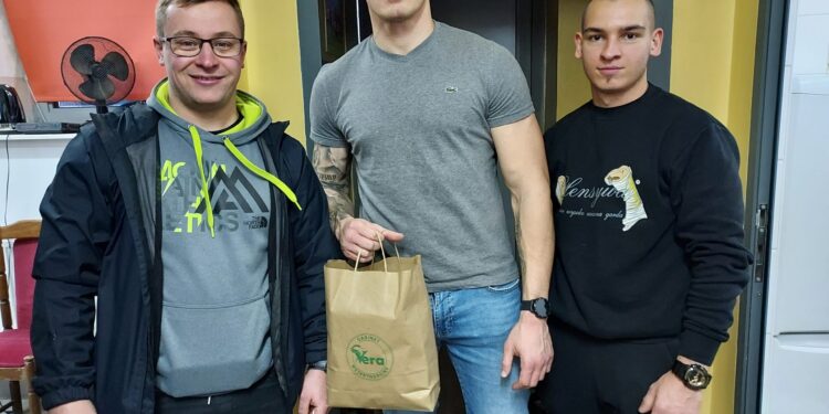 Sandomierz: Kibice SKS „Wisła” Sandomierz po raz kolejny pomagają bezdomnym zwierzętom.