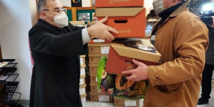 Sandomierz: Wigilijny dar dla ubogich od Caritas Diecezji Sandomierskiej.