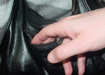 Tarnobrzeg. Złodzieje ukradli torebkę. Pilnuj swoich rzeczy!