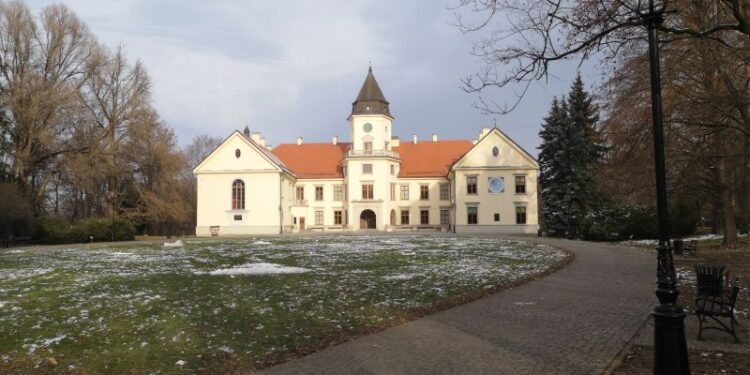 Tarnobrzeg. Oświetlenie w Parku Dzikowskim oficjalnie odebrane