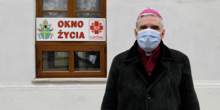 Sandomierz: Biskup Krzysztof Nitkiewicz składa świąteczne życzenia.