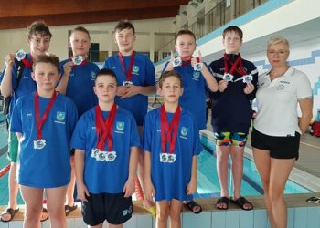Tarnobrzeg. Pływacy UKS Delfin z medalami.