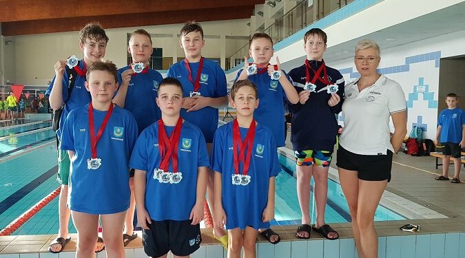 Tarnobrzeg. Pływacy UKS Delfin z medalami.