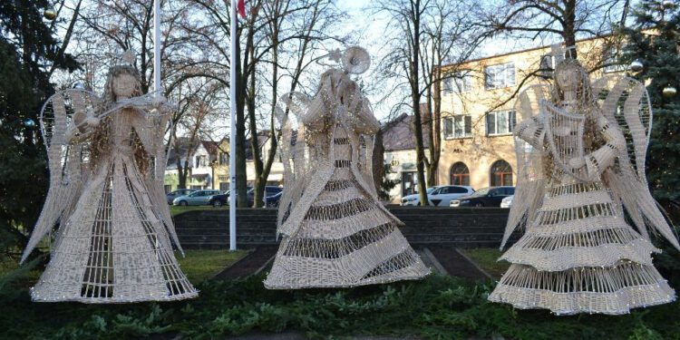 Rudnik nad Sanem: Wiklinowe anioły znów zagościły na rudnickim rynku