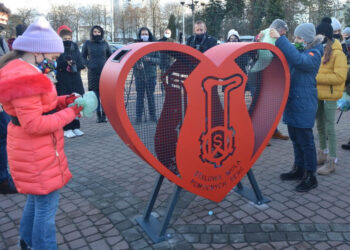 Stalowa Wola: W mieście stanęły pojemniki na nakrętki w ramach akcji pomocnych serc