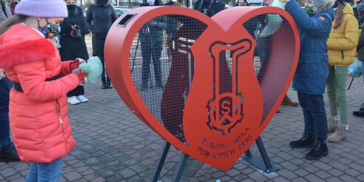 Stalowa Wola: W mieście stanęły pojemniki na nakrętki w ramach akcji pomocnych serc