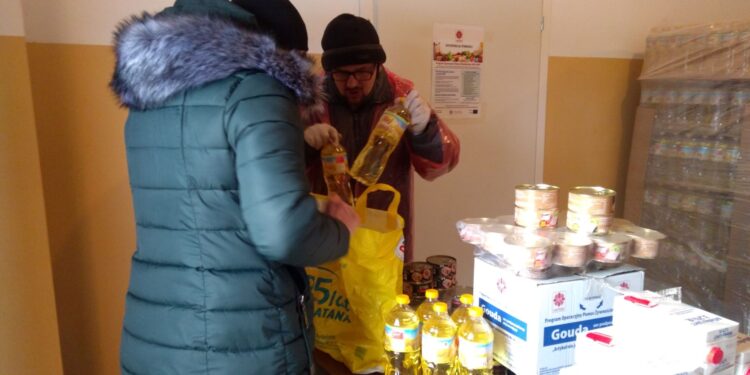 Sandomierz: Rusza wydawanie paczek żywnościowych.