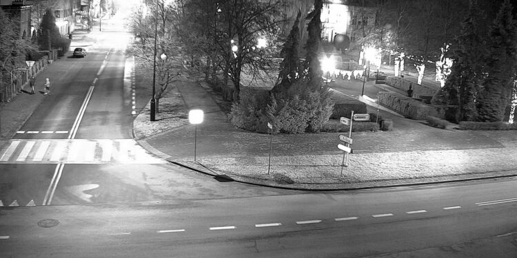 Tarnobrzeg. Zniszczyli znaki drogowe, zepsuły urządzenie świetlne.