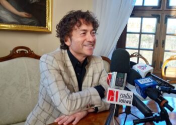 Sandomierz: Piotr Rubik na Zamku Królewskim prowadzi warsztaty wokalne z serii 'Muzyczne spacery po Rezydencjach Królewskich’.