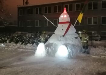 Stalowa Wola: Giga bałwana ulepili strażacy z OSP Stalowa Wola