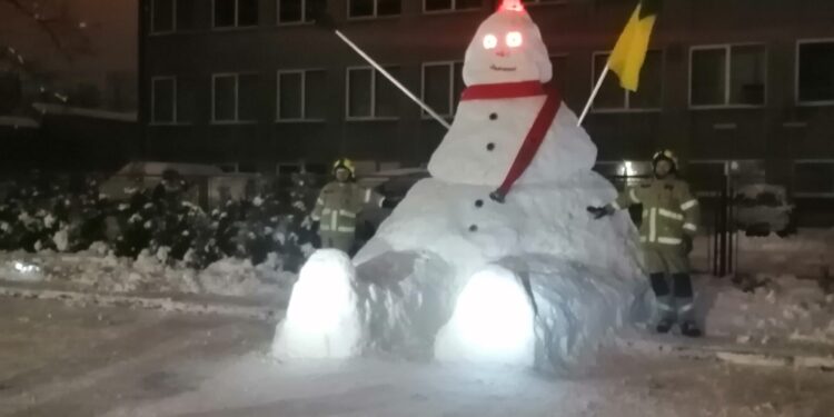 Stalowa Wola: Giga bałwana ulepili strażacy z OSP Stalowa Wola