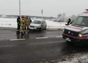 Tarnobrzeg: Warszawska zablokowana, zderzenie trzech aut