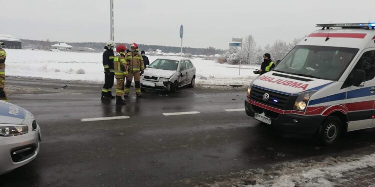 Tarnobrzeg: Warszawska zablokowana, zderzenie trzech aut