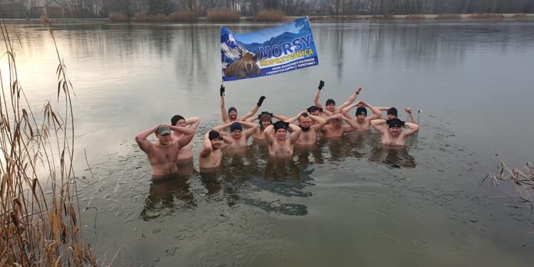 Koprzywnica: Rośnie zainteresowanie morsowaniem w zalewie.