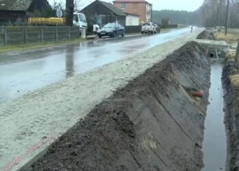Baranów Sandomierski. Gotowy chodnik w Kaczakach