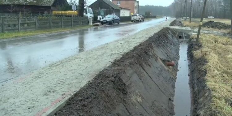 Baranów Sandomierski. Gotowy chodnik w Kaczakach