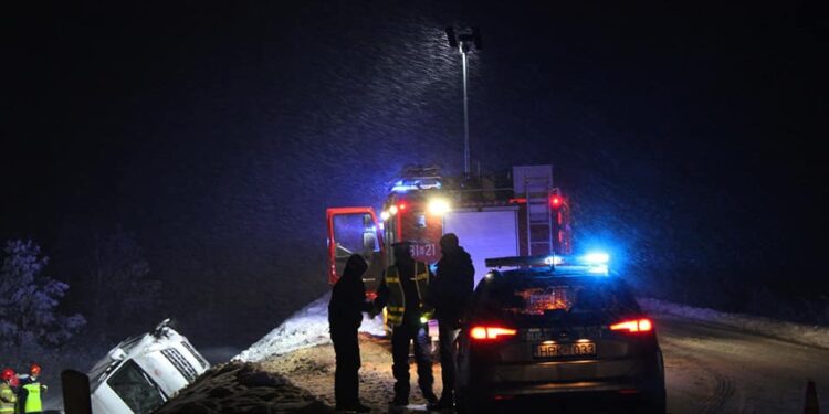 Grębów. Auto dostawcze wypadło z drogi