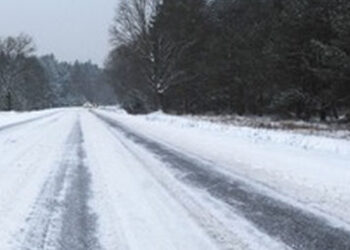 Nisko: Zaśnieżone śliskie drogi utrudniają jazdę