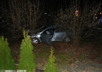 Tarnobrzeg. Mazdą w słup a później w płot