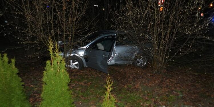 Tarnobrzeg. Mazdą w słup a później w płot