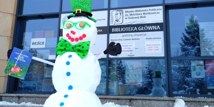 Stalowa Wola: Literacki bałwan przed MBP czeka na imię